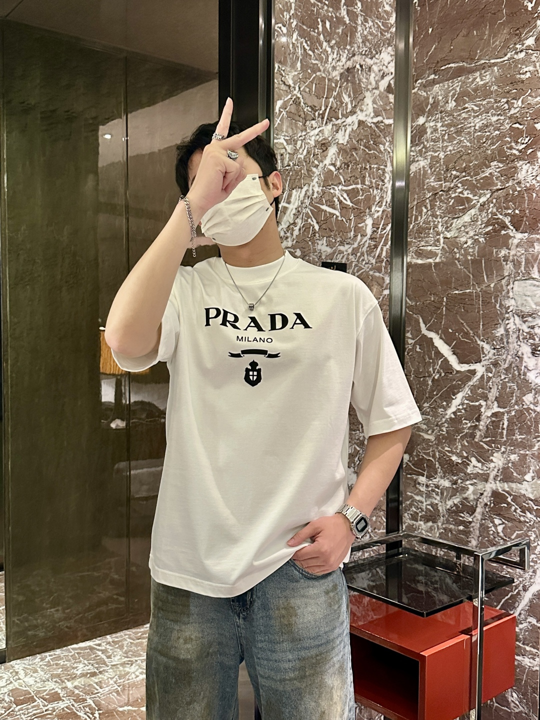 NO:470382,Prad 2025 spring and summer style/official website synchronization The fabric is made of heavy pure cotton combed cotton fabric, OS loose style, and the upper body style is super positive!  Everyday versatile, a must-have item for wardrobe!  Same model for men and women Size S-3XL (2 sizes in size) Size/part S M L XL 2XL 3XL Shoulder width 52 54 56 57 59 60 Clothes length 70 72.75.78.82.85. Bust 54 56.58.60.62.64. Sleeve length 24 26 27 28 29 30,,prada,alexander wang19860909Prad 2025春夏款/官网同步 面料采用重磅纯棉精梳棉面料,OS宽松版型,上身版型超正！日常百搭,衣橱必备单品！ 男女同款 尺码 S-3XL（版型偏大2个码） 码数/部位S M L XL 2XL 3XL 肩宽 52 54 56 57 59 60 衣长70 72.75.78.82.85. 胸围 54 56.58.60.62.64. 袖长24 26 27 28 29 30,,prada,alexander wang,Men's clothing