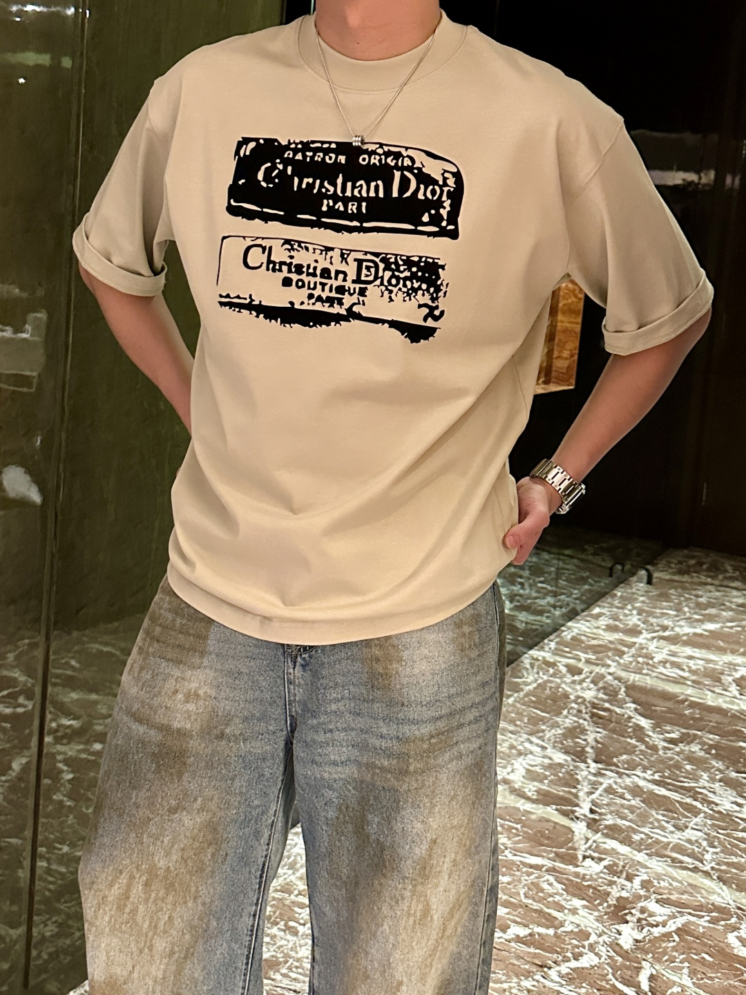 NO:470389,Dior 2025 spring and summer style/official website synchronization The fabric is made of heavy pure cotton combed cotton fabric, OS loose style, and the upper body style is super positive!  Everyday versatile, a must-have item for wardrobe!  Same model for men and women Size S-3XL (2 sizes larger in size) Size/part S M L XL 2XL 3XL Shoulder width 52 54 56 57 59 60 Clothes length 70 72.75.78.82.85. Bust 54 56.58.60.62.64. Sleeve length 24 26 27 28 29 30,,dior,alexander wang19860909Dior 2025春夏款/官网同步 面料采用重磅纯棉精梳棉面料,OS宽松版型,上身版型超正！日常百搭,衣橱必备单品！ 男女同款 尺码 S-3XL（版型偏大2个码） 码数/部位S M L XL 2XL 3XL 肩宽 52 54 56 57 59 60 衣长70 72.75.78.82.85. 胸围 54 56.58.60.62.64. 袖长24 26 27 28 29 30,,dior,alexander wang,Men's clothing