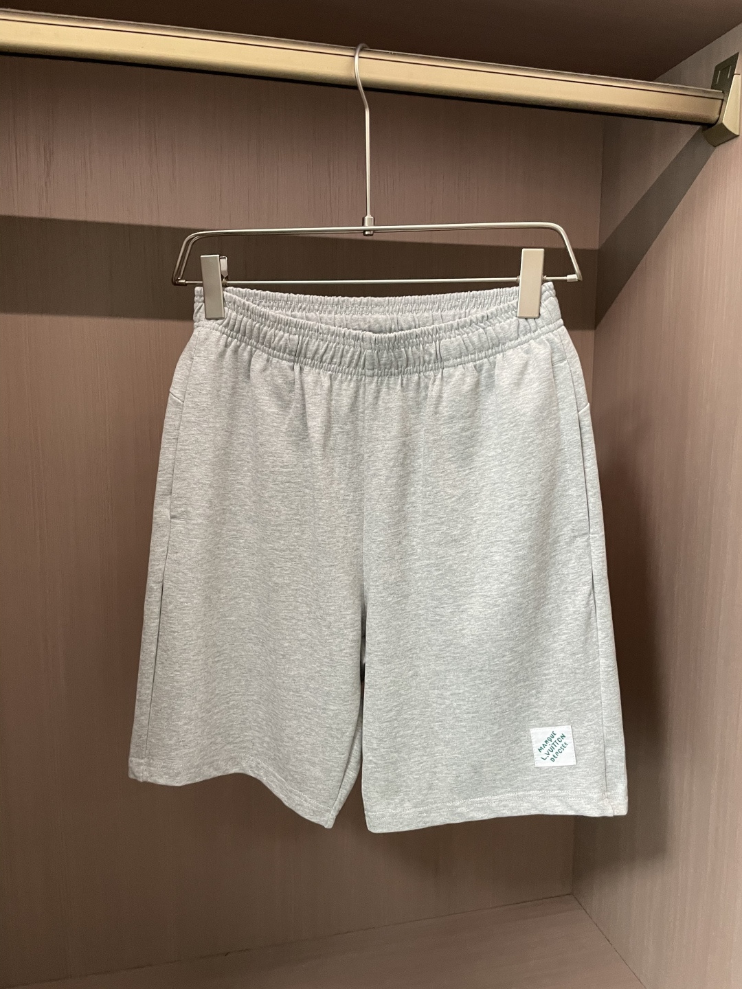 NO:508962,Lv 2025 summer shorts!  Classic hot product, versatile elastic waist casual pinch pants!  !  The upper body is invincible and beautiful, elastic waist, and the two sides are inserted into the bags. The fabric is made of customer-supplied fixed-woven high-strength pure cotton material. The upper body is breathable, soft and skin-friendly, with delicate touch, knitted elastic waist and drawstring at the waist, so you don’t have to worry about the discomfort of being too loose or too tight. Full-quality order, S-XXL,,louis vuitton, shorts, alexander wang19860909Lv 2025夏季短裤！经典爆款,百搭松紧腰休闲五分裤！！上身效果无敌好看松紧腰 两侧插袋 面料采用客供定织高支纯棉料,上身透气,柔软亲肤,手感细腻、 腰部针织松紧腰加抽绳,上身不用担心过松过紧 的不舒适感 全品相订单, 码数S-XXL,,louis vuitton,shorts,alexander wang,Men's clothing