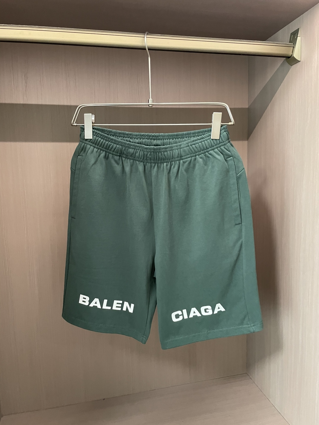 NO:508963,Balenciaga 2025 summer shorts!  Classic hot product, versatile elastic waist casual pinch pants!  !  The upper body is invincible and beautiful, elastic waist, and the two sides are inserted into the bags. The fabric is made of customer-supplied fixed-woven high-strength pure cotton material. The upper body is breathable, soft and skin-friendly, with delicate touch, knitted elastic waist and drawstring at the waist, so you don’t have to worry about the discomfort of being too loose or too tight. Full-quality order, S-XXL, balenciaga, shorts, alexander wang19860909巴黎世家 2025夏季短裤！经典爆款,百搭松紧腰休闲五分裤！！上身效果无敌好看松紧腰 两侧插袋 面料采用客供定织高支纯棉料,上身透气,柔软亲肤,手感细腻、 腰部针织松紧腰加抽绳,上身不用担心过松过紧 的不舒适感 全品相订单, 码数S-XXL,,balenciaga,shorts,alexander wang,Men's clothing