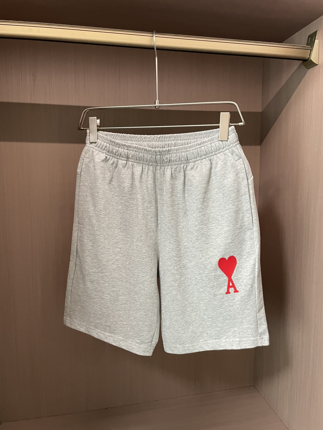 NO:508964,Ami 2025 Summer Shorts!  Classic hot product, versatile elastic waist casual pinch pants!  !  The upper body is invincible and beautiful, elastic waist, and the two sides are inserted into the bags. The fabric is made of customer-supplied fixed-woven high-strength pure cotton material. The upper body is breathable, soft and skin-friendly, with delicate touch, knitted elastic waist and drawstring at the waist, so you don’t have to worry about the discomfort of being too loose or too tight. Full-quality order, S-XXL, shorts, alexander wang19860909Ami 2025夏季短裤！经典爆款,百搭松紧腰休闲五分裤！！上身效果无敌好看松紧腰 两侧插袋 面料采用客供定织高支纯棉料,上身透气,柔软亲肤,手感细腻、 腰部针织松紧腰加抽绳,上身不用担心过松过紧 的不舒适感 全品相订单, 码数S-XXL,,shorts,alexander wang,Men's clothing