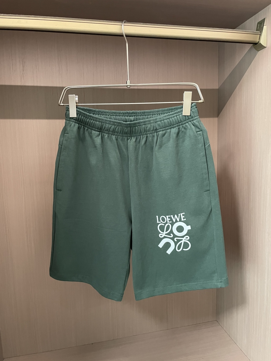 NO:508965,Loewe 2025 summer shorts!  Classic hot product, versatile elastic waist casual pinch pants!  !  The upper body is invincible and beautiful, elastic waist, and the two sides are inserted into the bags. The fabric is made of customer-supplied fixed-woven high-strength pure cotton material. The upper body is breathable, soft and skin-friendly, with delicate touch, knitted elastic waist and drawstring at the waist, so you don’t have to worry about the discomfort of being too loose or too tight. Full-quality order, S-XXL,,loewe, shorts,alexander wang19860909Loewe 2025夏季短裤！经典爆款,百搭松紧腰休闲五分裤！！上身效果无敌好看松紧腰 两侧插袋 面料采用客供定织高支纯棉料,上身透气,柔软亲肤,手感细腻、 腰部针织松紧腰加抽绳,上身不用担心过松过紧 的不舒适感 全品相订单, 码数S-XXL,,loewe,shorts,alexander wang,Men's clothing