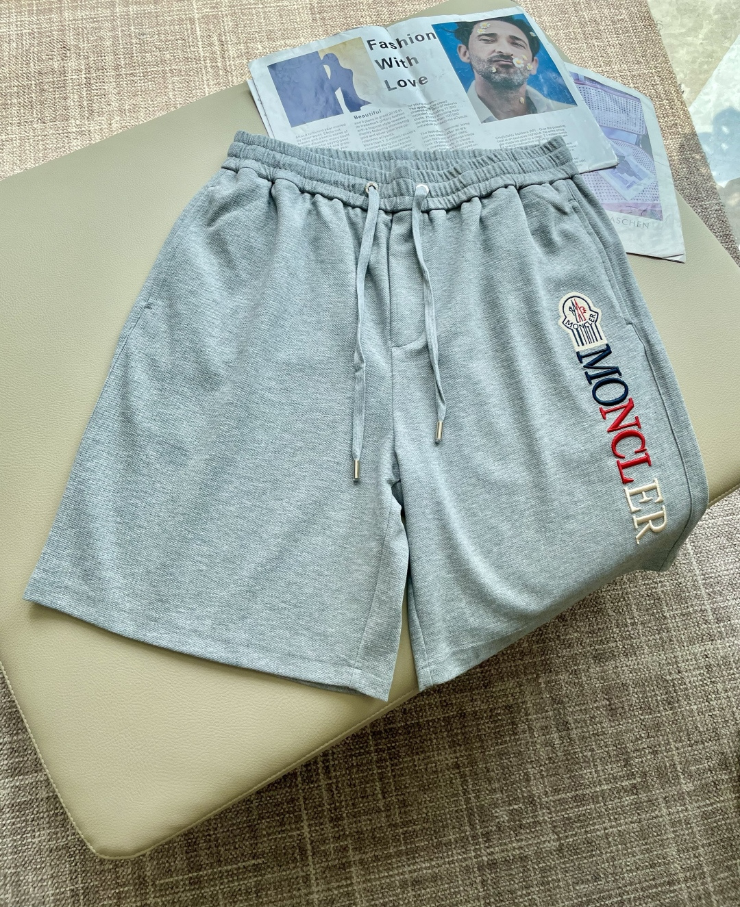 NO:473073,Banded 2025 summer shorts!  All-match elastic waist casual pinch pants!  Elastic waist, insert bags on both sides. The fabric is made of customer-supplied fixed-woven high-strength pure cotton material. The upper body is breathable, soft and skin-friendly, with a delicate feel. The waist is knitted elastic waist and drawstring. You don’t have to worry about the discomfort of being too loose or too tight on the upper body. Whether at home, going out or traveling, it is your best choice for summer!  Code number M-3XL, Moncler, shorts, alexander wang19860909蒙口 2025夏季短裤！百搭松紧腰休闲五分裤！松紧腰 两侧插袋 面料采用客供定织高支纯棉料,上身透气,柔软亲肤,手感细腻、 腰部针织松紧腰加抽绳,上身不用担心过松过紧的不舒适感 ,无论居家,外出,旅游,都是您夏日的最佳选择！ 码数M-3XL,,Moncler,shorts,alexander wang,Men's clothing