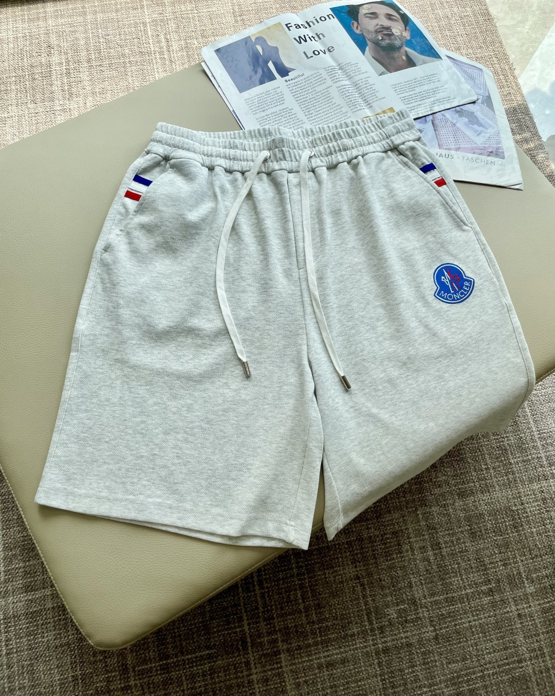 NO:473079,Banded 2025 summer shorts!  All-match elastic waist casual pinch pants!  Elastic waist, insert bags on both sides. The fabric is made of customer-supplied fixed-woven high-strength pure cotton material. The upper body is breathable, soft and skin-friendly, with a delicate feel. The waist is knitted elastic waist and drawstring. You don’t have to worry about the discomfort of being too loose or too tight on the upper body. Whether at home, going out or traveling, it is your best choice for summer!  Code number M-3XL, Moncler, shorts, alexander wang19860909蒙口 2025夏季短裤！百搭松紧腰休闲五分裤！松紧腰 两侧插袋 面料采用客供定织高支纯棉料,上身透气,柔软亲肤,手感细腻、 腰部针织松紧腰加抽绳,上身不用担心过松过紧的不舒适感 ,无论居家,外出,旅游,都是您夏日的最佳选择！ 码数M-3XL,,Moncler,shorts,alexander wang,Men's clothing