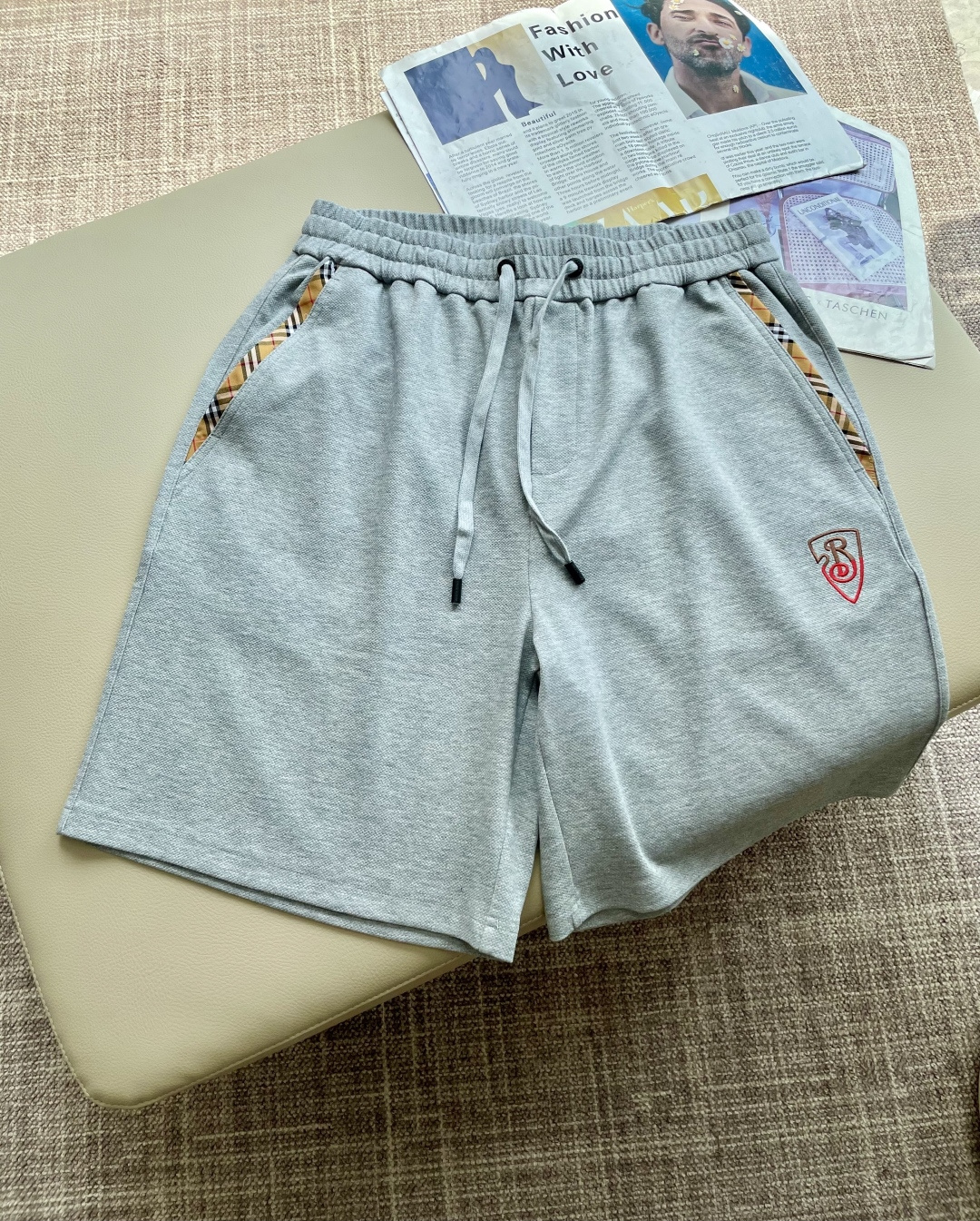 NO:473082,Bur 2025 Summer Shorts!  All-match elastic waist casual pinch pants!  Elastic waist, insert bags on both sides. The fabric is made of customer-supplied fixed-woven high-strength pure cotton material. The upper body is breathable, soft and skin-friendly, with a delicate feel. The waist is knitted elastic waist and drawstring. You don’t have to worry about the discomfort of being too loose or too tight on the upper body. Whether at home, going out or traveling, it is your best choice for summer!  Code number M-3XL, burberry, shorts, alexander wang19860909Bur 2025夏季短裤！百搭松紧腰休闲五分裤！松紧腰 两侧插袋 面料采用客供定织高支纯棉料,上身透气,柔软亲肤,手感细腻、 腰部针织松紧腰加抽绳,上身不用担心过松过紧的不舒适感 ,无论居家,外出,旅游,都是您夏日的最佳选择！ 码数M-3XL,,burberry,shorts,alexander wang,Men's clothing