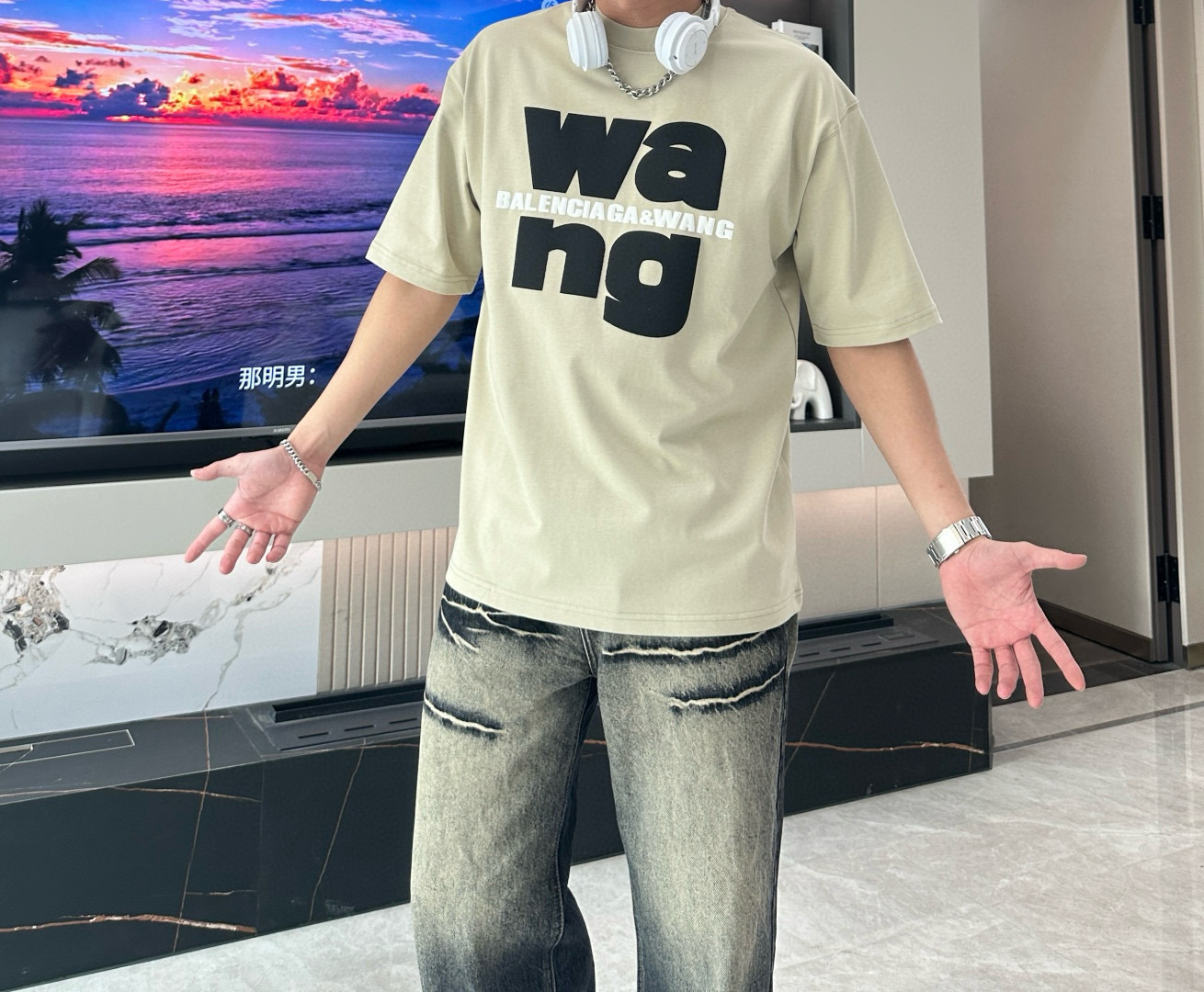 NO:473078,Wang 2025 spring and summer style/official website synchronization The fabric is made of heavy pure cotton combed cotton fabric, OS loose style, and the upper body style is super straight!  Everyday versatile, a must-have item for wardrobe!  Size S-3XL (Large-size) Size/part S M L XL 2XL 3XL Shoulder width 52 54 56 57 59 60 Clothes length 70 72.75.78.82.85. Bust 54 56.58.60.62.64. Sleeve length 24 26 27 28 29 30,,alexander wang19860909Wang 2025春夏款/官网同步 面料采用重磅纯棉精梳棉面料,OS宽松版型,上身版型超正！日常百搭,衣橱必备单品！ 尺码 S-3XL（版型偏大） 码数/部位S M L XL 2XL 3XL 肩宽 52 54 56 57 59 60 衣长70 72.75.78.82.85. 胸围 54 56.58.60.62.64. 袖长24 26 27 28 29 30,,alexander wang,Men's clothing