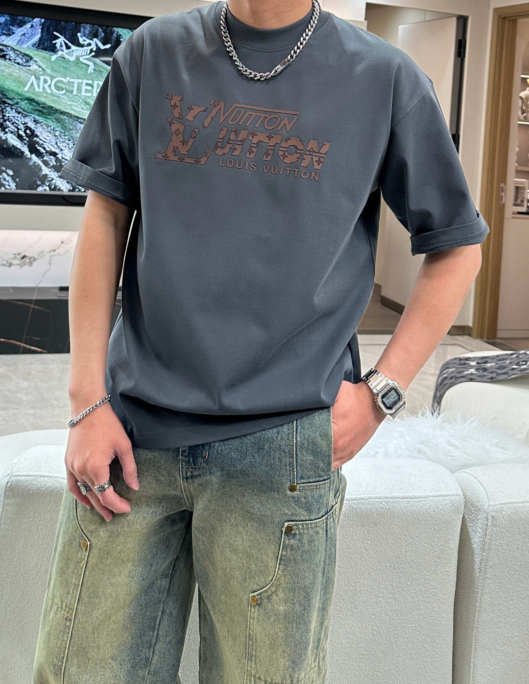 NO:473084,Lv 2025 spring and summer style/official website synchronization The fabric is made of heavy pure cotton combed cotton fabric, OS loose style, and the upper body style is super positive!  Everyday versatile, a must-have item for wardrobe!  Size S-3XL (Large-size) Size/part S M L XL 2XL 3XL Shoulder width 52 54 56 57 59 60 Clothes length 70 72.75.78.82.85. Bust 54 56.58.60.62.64. Sleeve length 24 26 27 28 29 30,,louis vuitton,alexander wang19860909Lv 2025春夏款/官网同步 面料采用重磅纯棉精梳棉面料,OS宽松版型,上身版型超正！日常百搭,衣橱必备单品！ 尺码 S-3XL（版型偏大） 码数/部位S M L XL 2XL 3XL 肩宽 52 54 56 57 59 60 衣长70 72.75.78.82.85. 胸围 54 56.58.60.62.64. 袖长24 26 27 28 29 30,,louis vuitton,alexander wang,Men's clothing