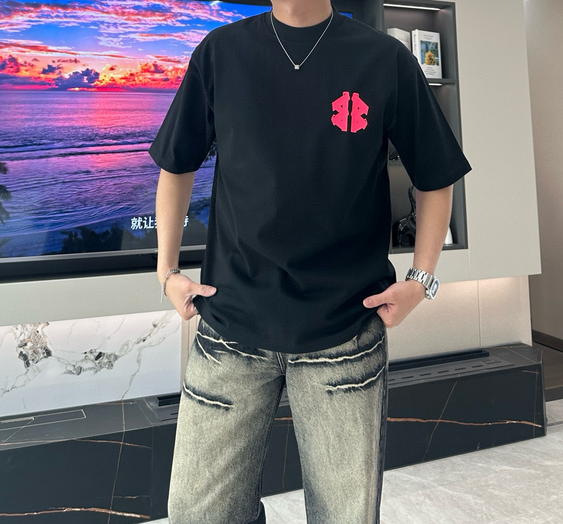 NO:473090,Balenciaga 2025 spring and summer style/official website synchronization The fabric is made of heavy pure cotton combed cotton fabric, OS loose style, and the upper body style is super positive!  Everyday versatile, a must-have item for wardrobe!  Size S-3XL (Large-size) Size/part S M L XL 2XL 3XL Shoulder width 52 54 56 57 59 60 Clothes length 70 72.75.78.82.85. Bust 54 56.58.60.62.64. Sleeve length 24 26 27 28 29 30,,balenciaga,alexander wang19860909巴黎世家 2025春夏款/官网同步 面料采用重磅纯棉精梳棉面料,OS宽松版型,上身版型超正！日常百搭,衣橱必备单品！ 尺码 S-3XL（版型偏大） 码数/部位S M L XL 2XL 3XL 肩宽 52 54 56 57 59 60 衣长70 72.75.78.82.85. 胸围 54 56.58.60.62.64. 袖长24 26 27 28 29 30,,balenciaga,alexander wang,Men's clothing