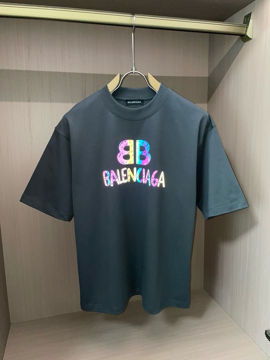 
巴黎世家
2025春夏款/官网同步
面料采用重磅纯棉精梳棉面料，OS宽松版型，上身版型超正！日常百搭，