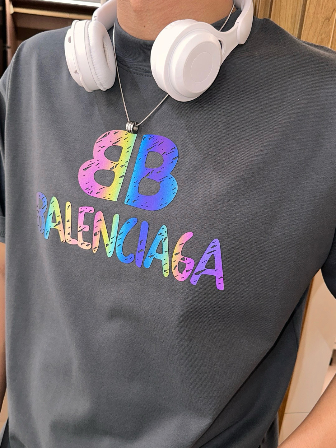 
巴黎世家
2025春夏款/官网同步
面料采用重磅纯棉精梳棉面料，OS宽松版型，上身版型超正！日常百搭，