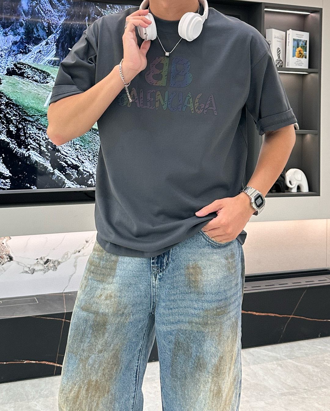 
巴黎世家
2025春夏款/官网同步
面料采用重磅纯棉精梳棉面料，OS宽松版型，上身版型超正！日常百搭，