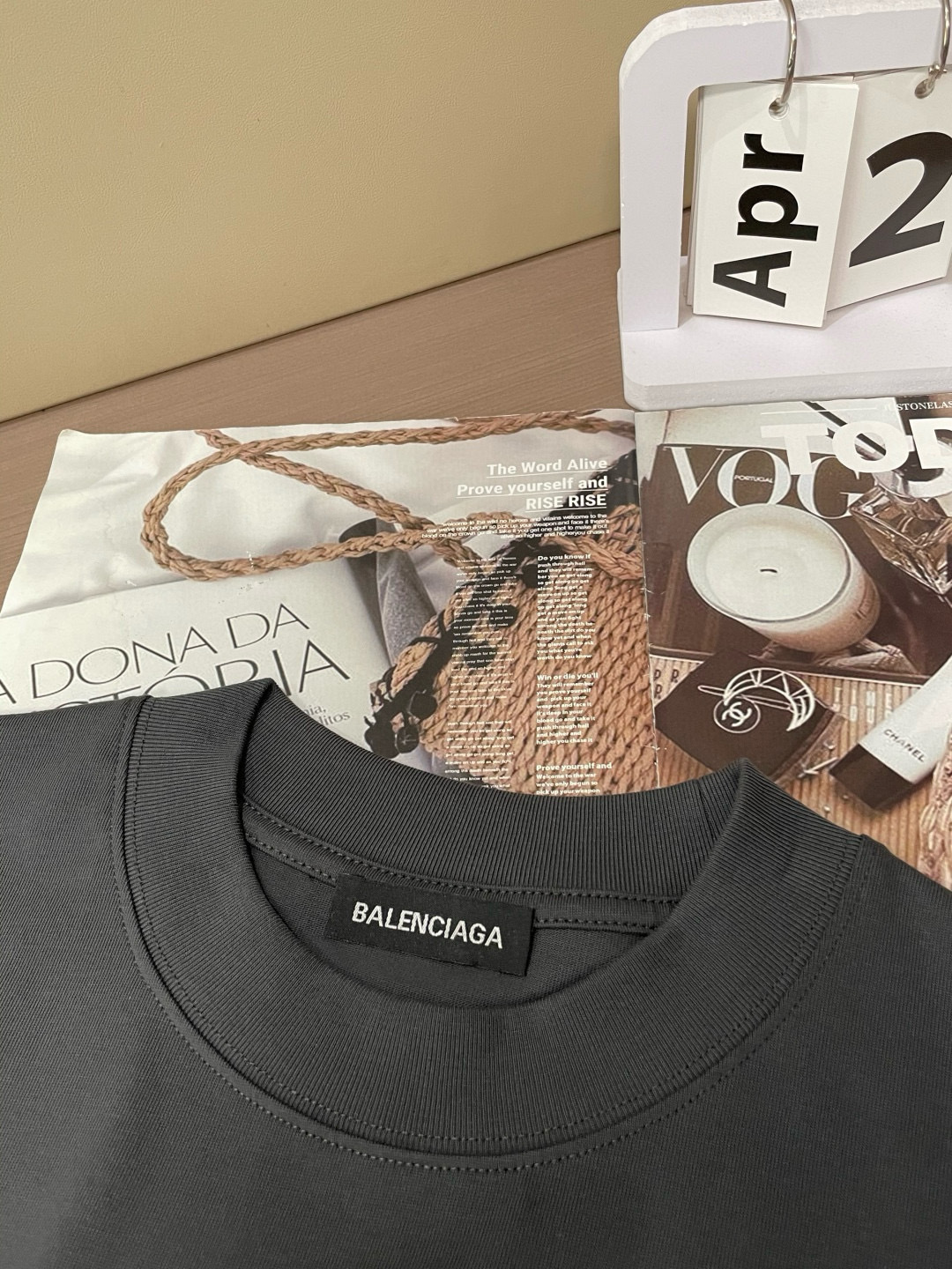 
巴黎世家
2025春夏款/官网同步
面料采用重磅纯棉精梳棉面料，OS宽松版型，上身版型超正！日常百搭，