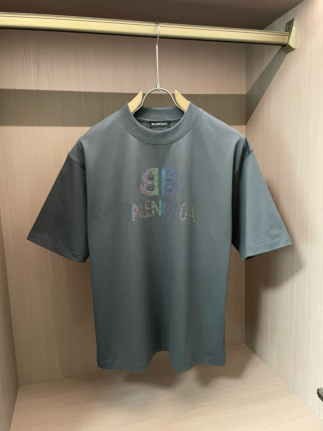 
巴黎世家
2025春夏款/官网同步
面料采用重磅纯棉精梳棉面料，OS宽松版型，上身版型超正！日常百搭，