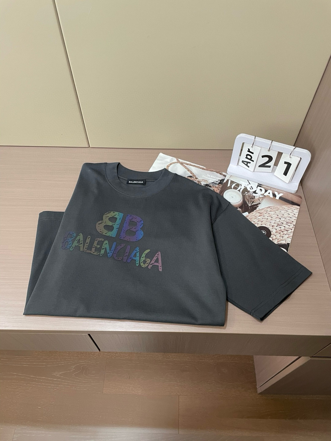 
巴黎世家
2025春夏款/官网同步
面料采用重磅纯棉精梳棉面料，OS宽松版型，上身版型超正！日常百搭，