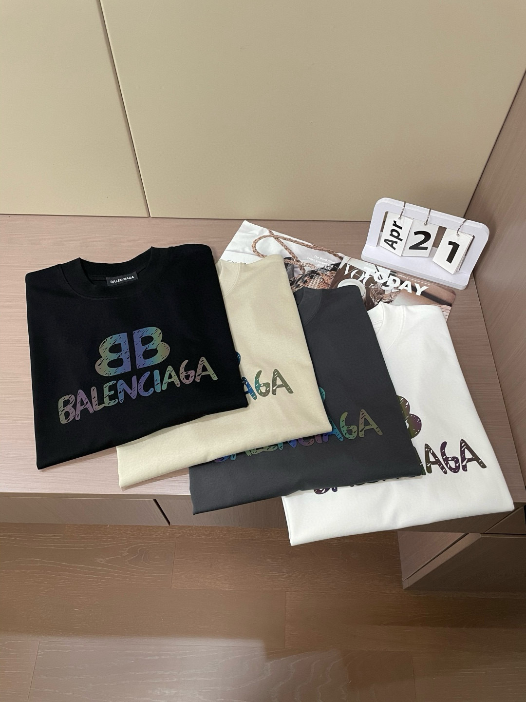 
巴黎世家
2025春夏款/官网同步
面料采用重磅纯棉精梳棉面料，OS宽松版型，上身版型超正！日常百搭，