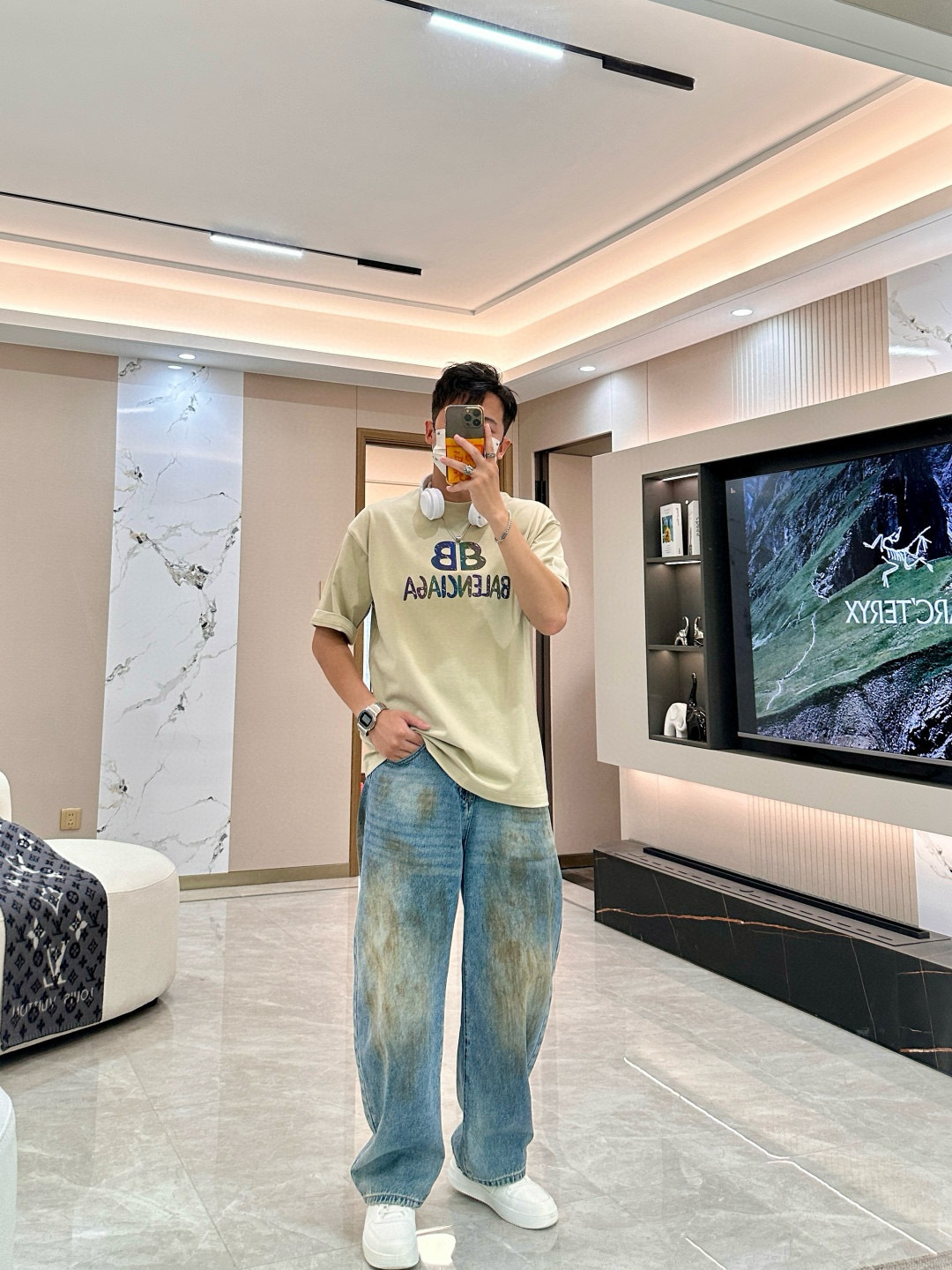 
巴黎世家
2025春夏款/官网同步
面料采用重磅纯棉精梳棉面料，OS宽松版型，上身版型超正！日常百搭，