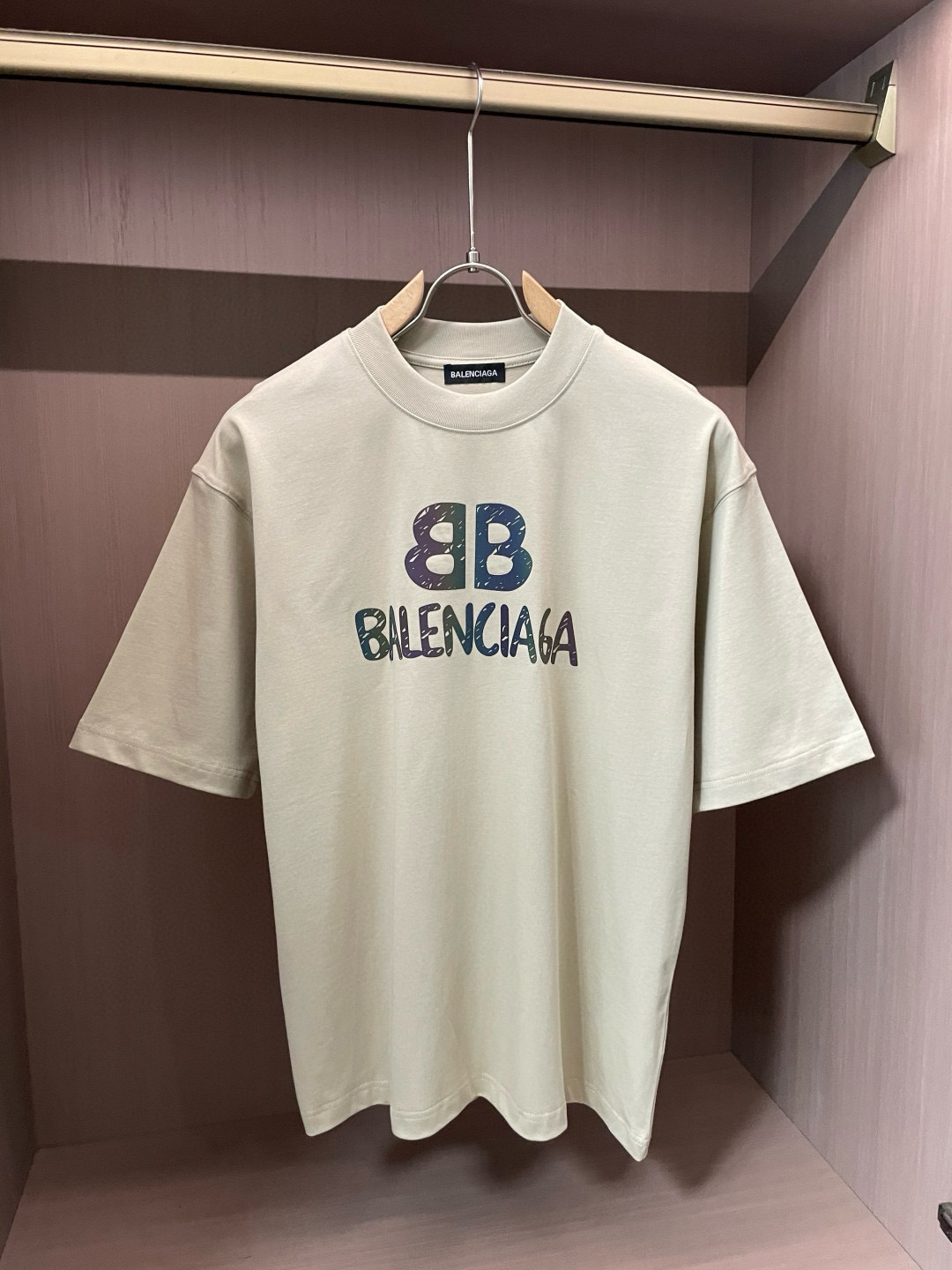 
巴黎世家
2025春夏款/官网同步
面料采用重磅纯棉精梳棉面料，OS宽松版型，上身版型超正！日常百搭，