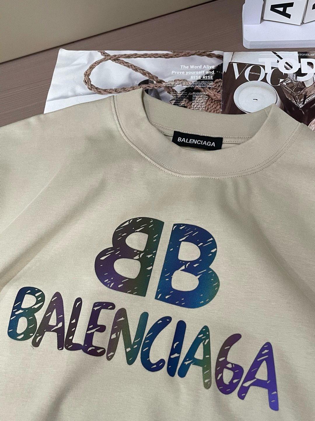 
巴黎世家
2025春夏款/官网同步
面料采用重磅纯棉精梳棉面料，OS宽松版型，上身版型超正！日常百搭，