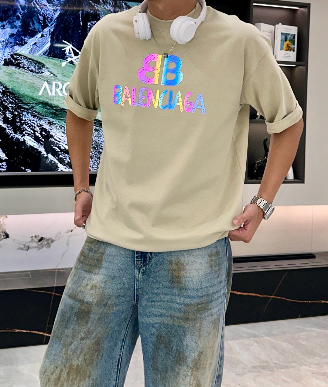 
巴黎世家
2025春夏款/官网同步
面料采用重磅纯棉精梳棉面料，OS宽松版型，上身版型超正！日常百搭，