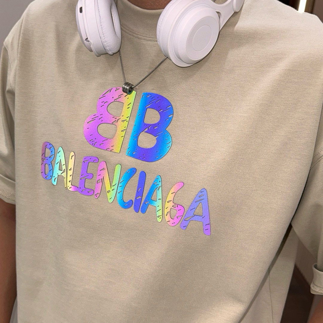 
巴黎世家
2025春夏款/官网同步
面料采用重磅纯棉精梳棉面料，OS宽松版型，上身版型超正！日常百搭，