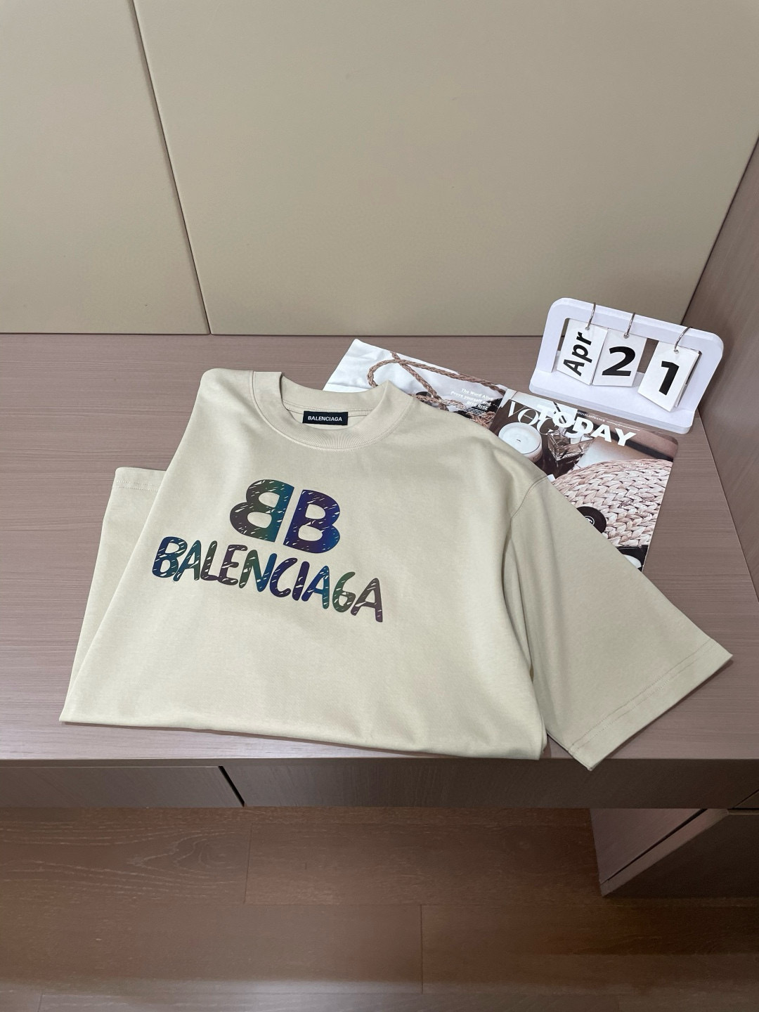 
巴黎世家
2025春夏款/官网同步
面料采用重磅纯棉精梳棉面料，OS宽松版型，上身版型超正！日常百搭，