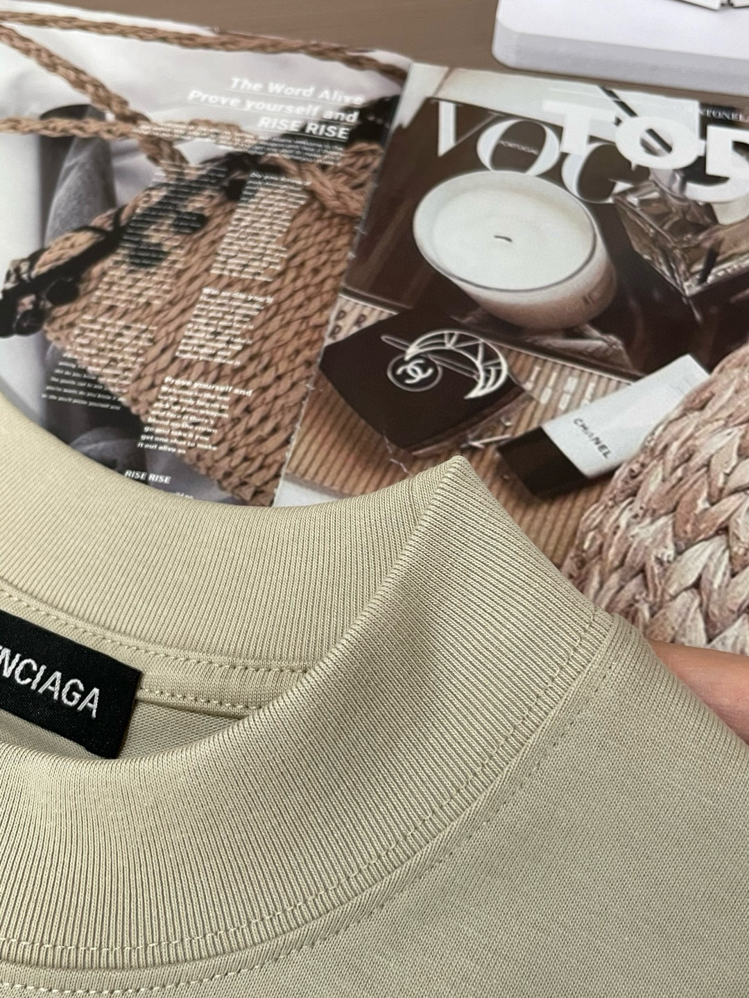 
巴黎世家
2025春夏款/官网同步
面料采用重磅纯棉精梳棉面料，OS宽松版型，上身版型超正！日常百搭，