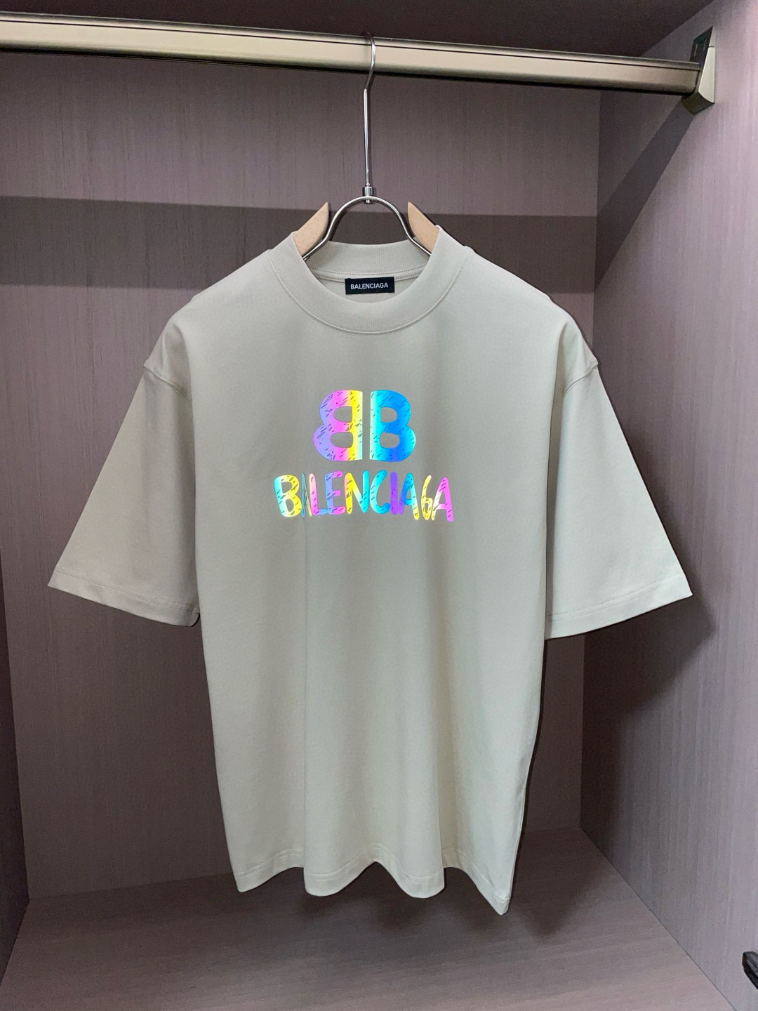 
巴黎世家
2025春夏款/官网同步
面料采用重磅纯棉精梳棉面料，OS宽松版型，上身版型超正！日常百搭，