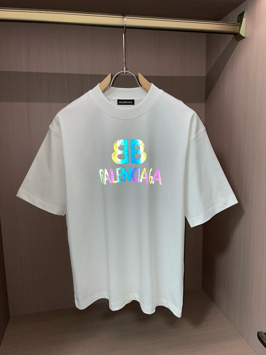 
巴黎世家
2025春夏款/官网同步
面料采用重磅纯棉精梳棉面料，OS宽松版型，上身版型超正！日常百搭，