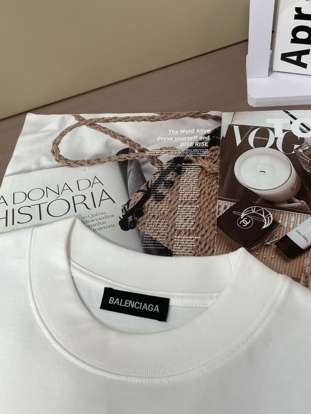 
巴黎世家
2025春夏款/官网同步
面料采用重磅纯棉精梳棉面料，OS宽松版型，上身版型超正！日常百搭，