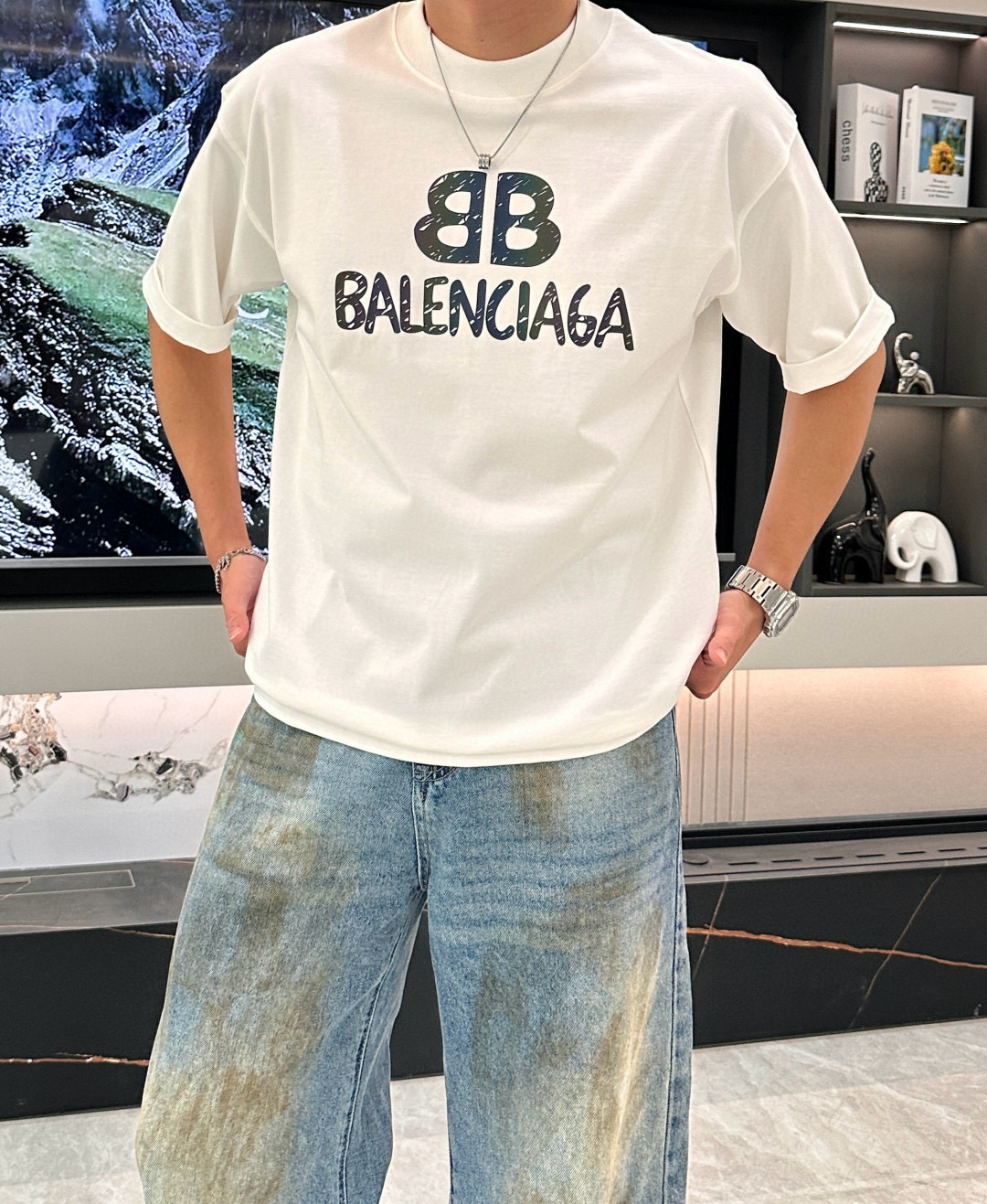 
巴黎世家
2025春夏款/官网同步
面料采用重磅纯棉精梳棉面料，OS宽松版型，上身版型超正！日常百搭，