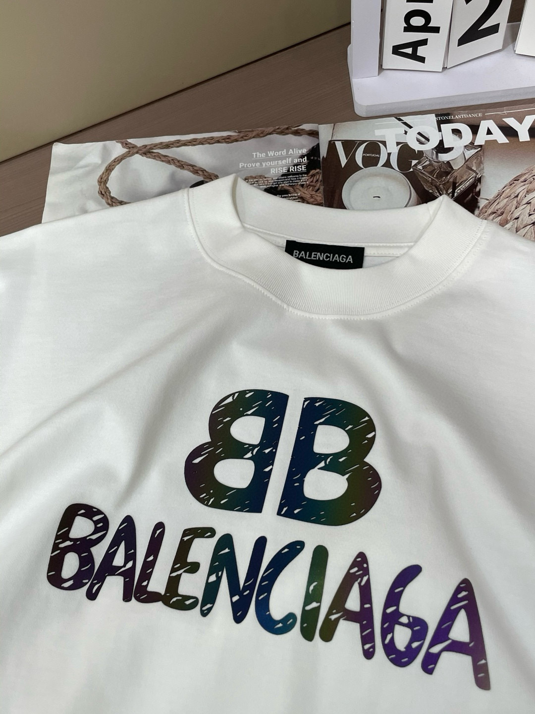 
巴黎世家
2025春夏款/官网同步
面料采用重磅纯棉精梳棉面料，OS宽松版型，上身版型超正！日常百搭，