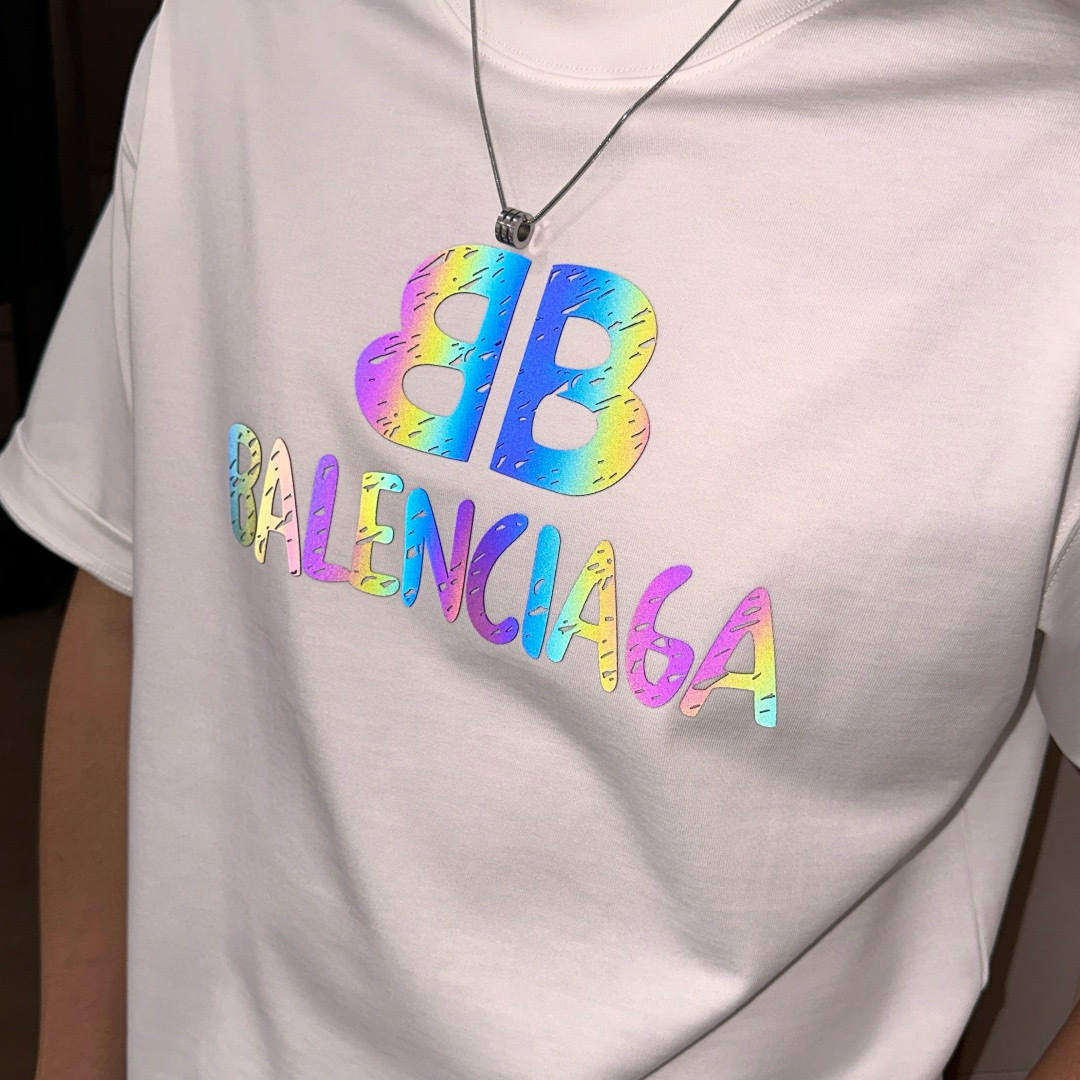 
巴黎世家
2025春夏款/官网同步
面料采用重磅纯棉精梳棉面料，OS宽松版型，上身版型超正！日常百搭，