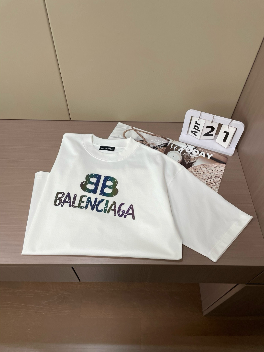 
巴黎世家
2025春夏款/官网同步
面料采用重磅纯棉精梳棉面料，OS宽松版型，上身版型超正！日常百搭，