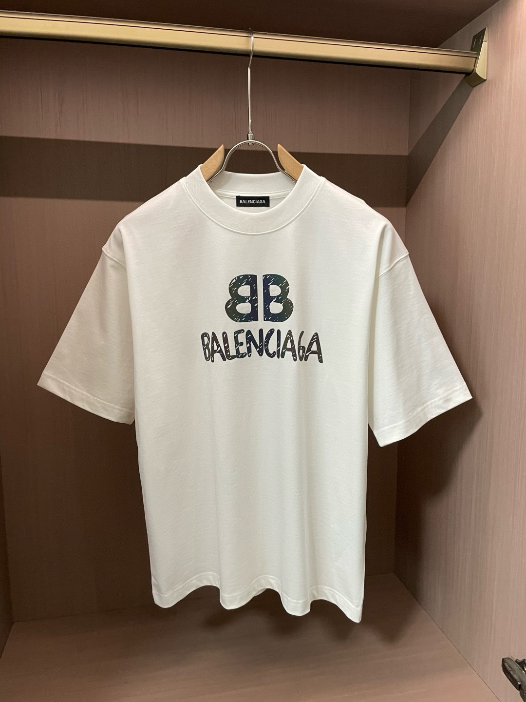 
巴黎世家
2025春夏款/官网同步
面料采用重磅纯棉精梳棉面料，OS宽松版型，上身版型超正！日常百搭，