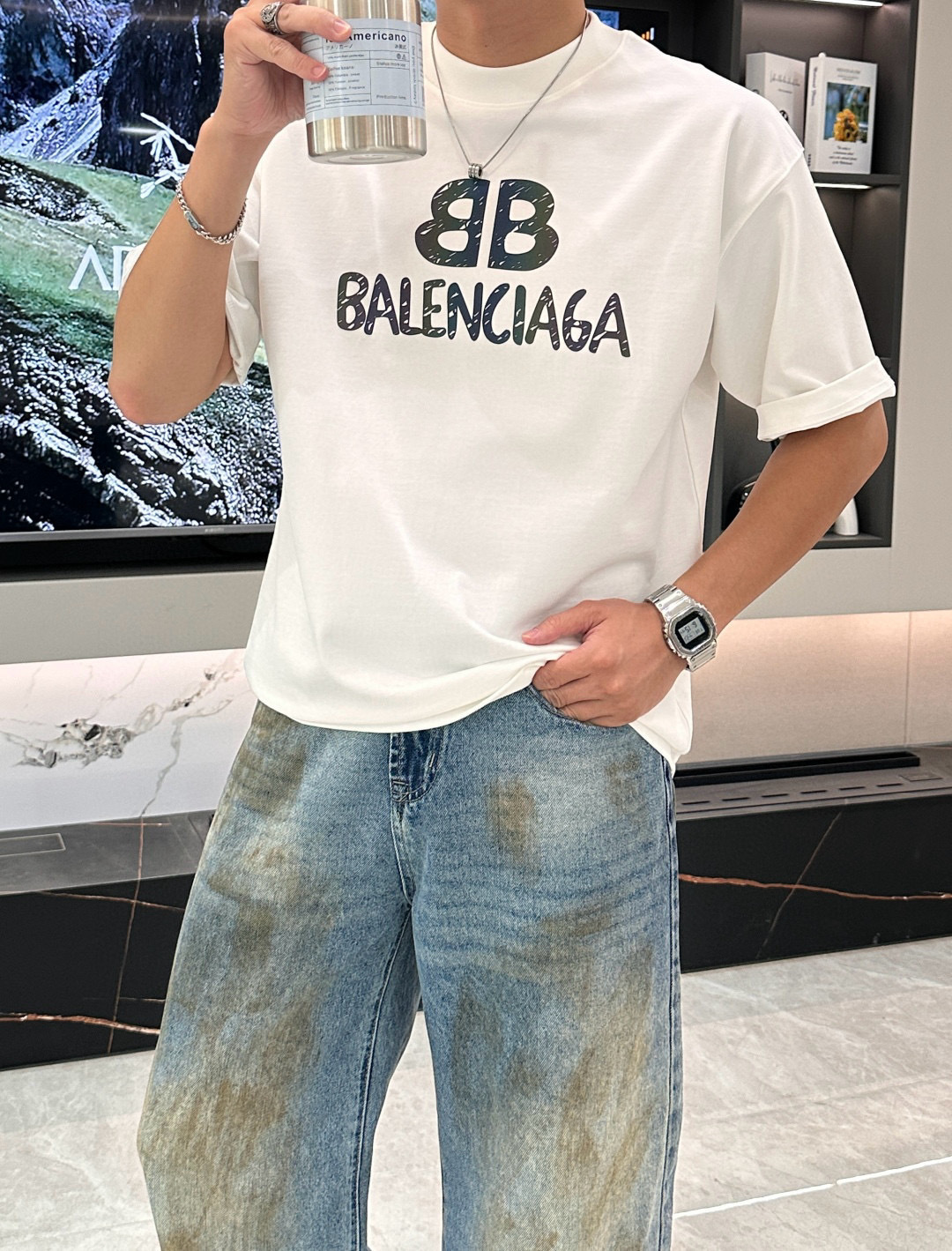 
巴黎世家
2025春夏款/官网同步
面料采用重磅纯棉精梳棉面料，OS宽松版型，上身版型超正！日常百搭，