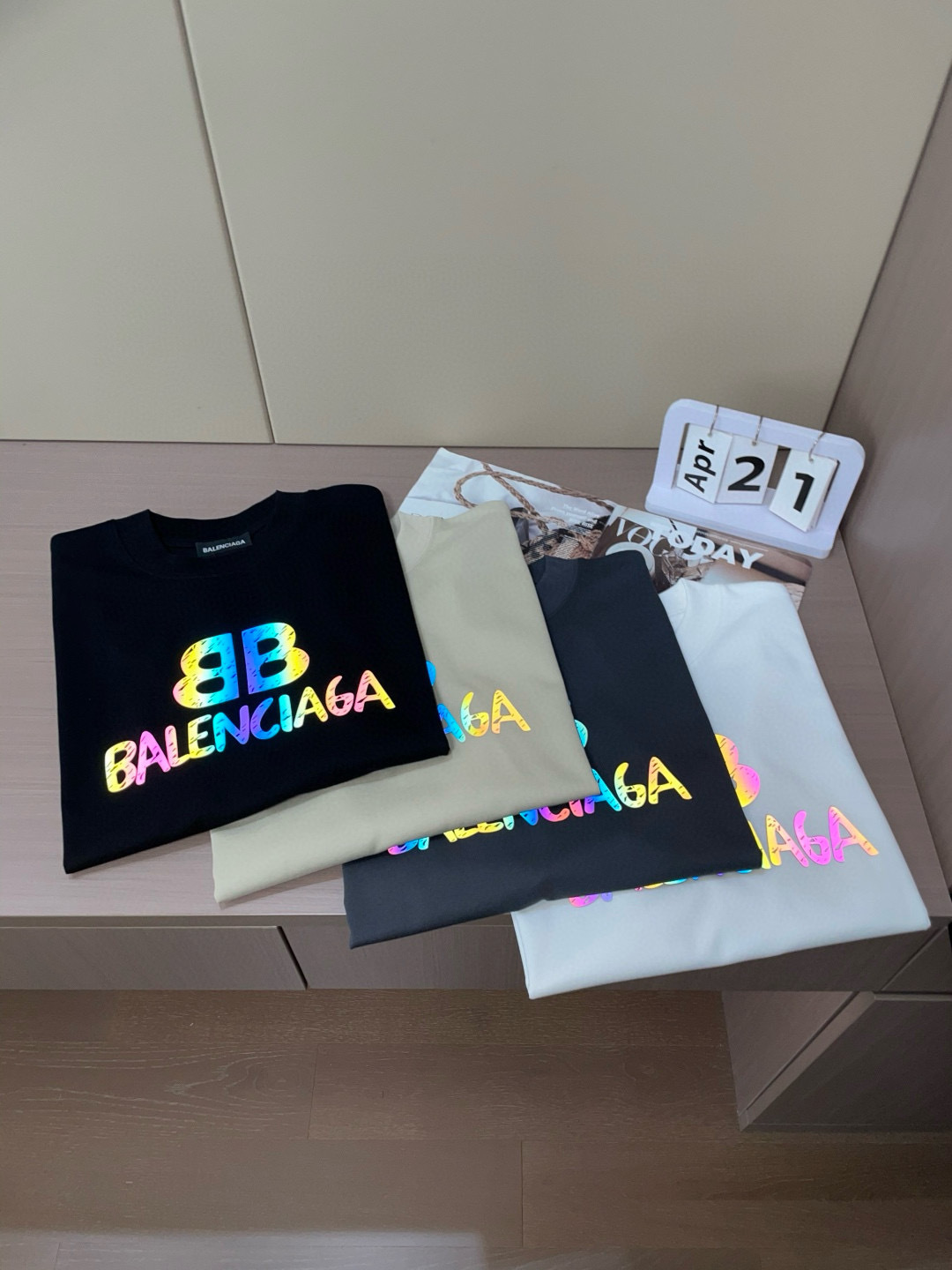 
巴黎世家
2025春夏款/官网同步
面料采用重磅纯棉精梳棉面料，OS宽松版型，上身版型超正！日常百搭，