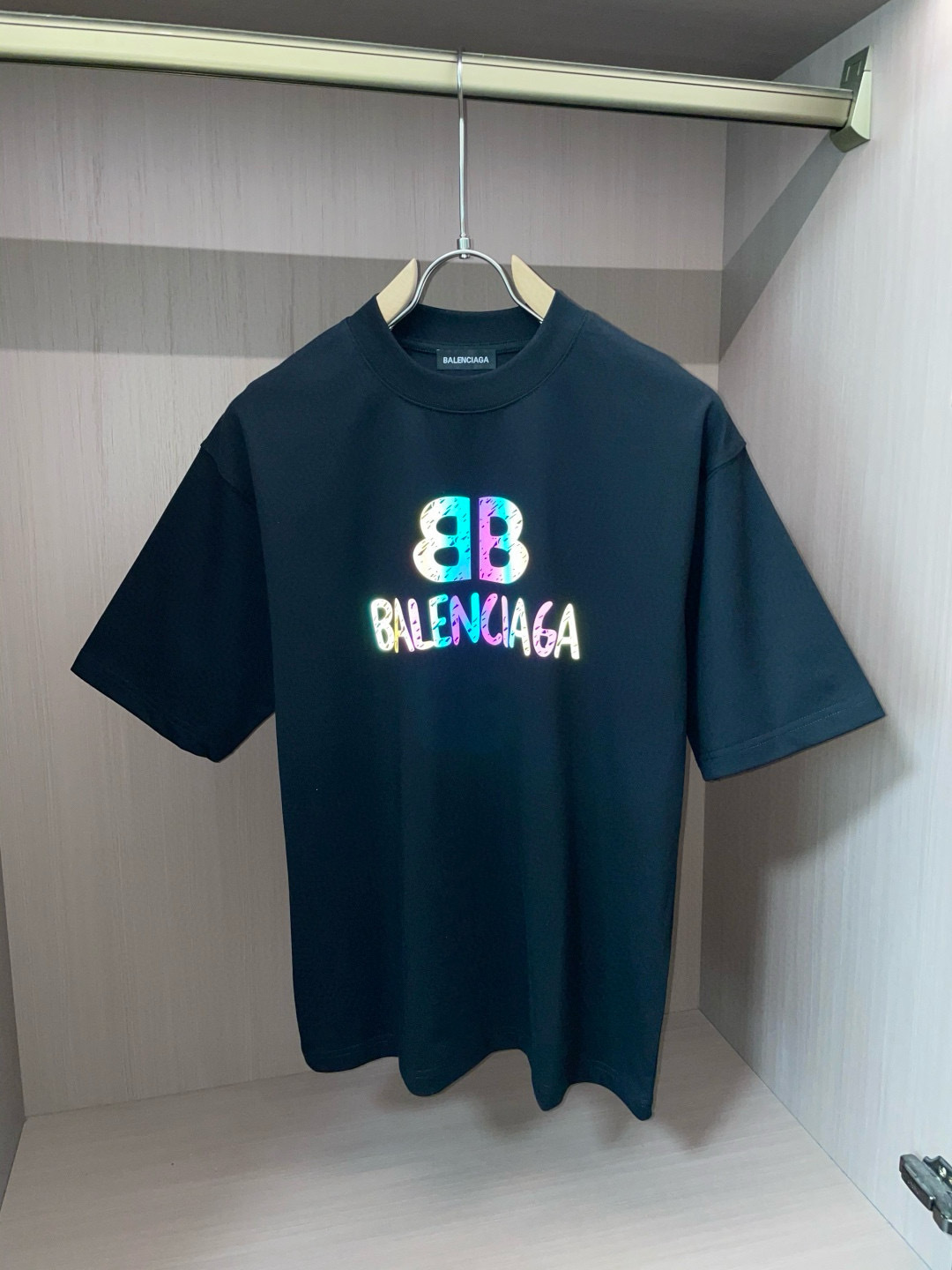 
巴黎世家
2025春夏款/官网同步
面料采用重磅纯棉精梳棉面料，OS宽松版型，上身版型超正！日常百搭，