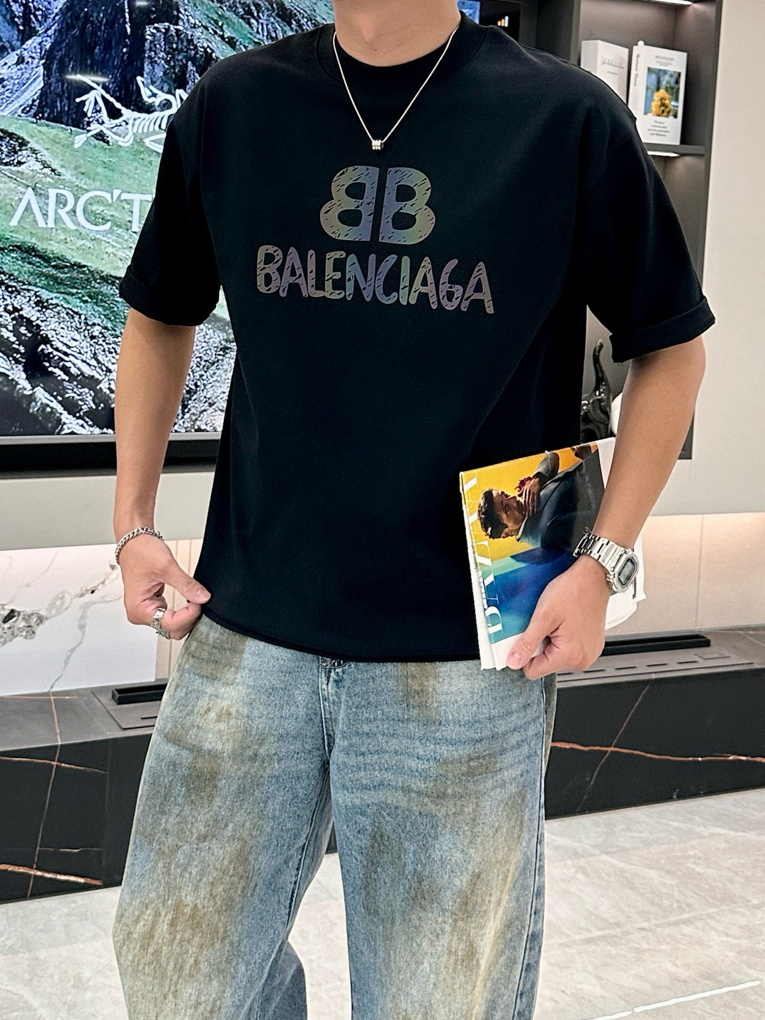 
巴黎世家
2025春夏款/官网同步
面料采用重磅纯棉精梳棉面料，OS宽松版型，上身版型超正！日常百搭，