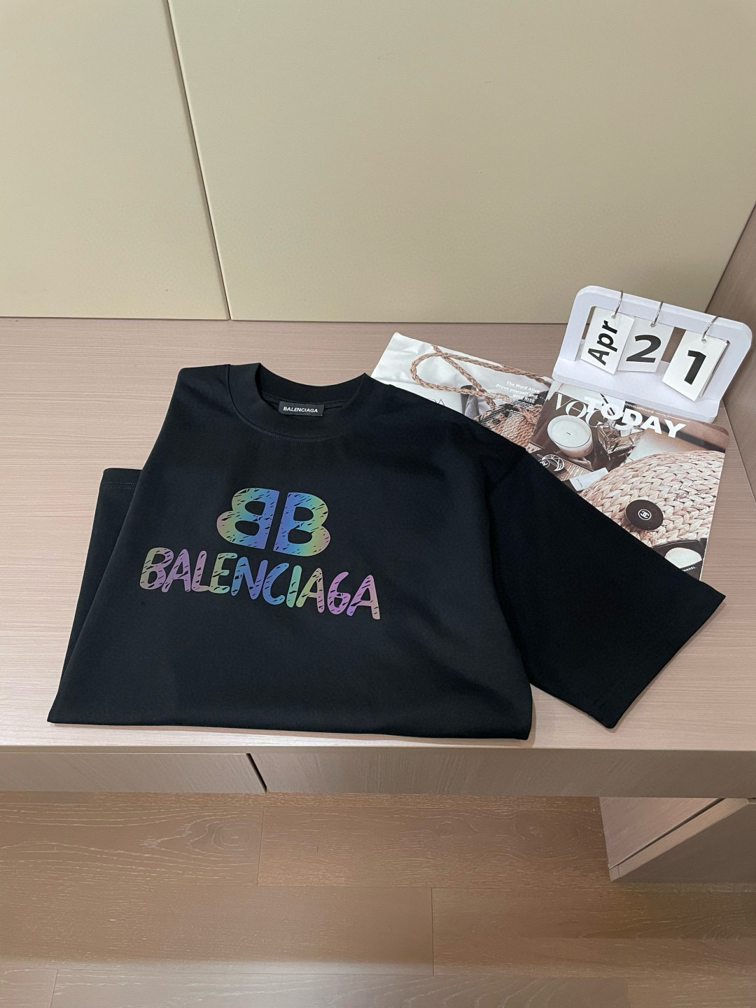 
巴黎世家
2025春夏款/官网同步
面料采用重磅纯棉精梳棉面料，OS宽松版型，上身版型超正！日常百搭，