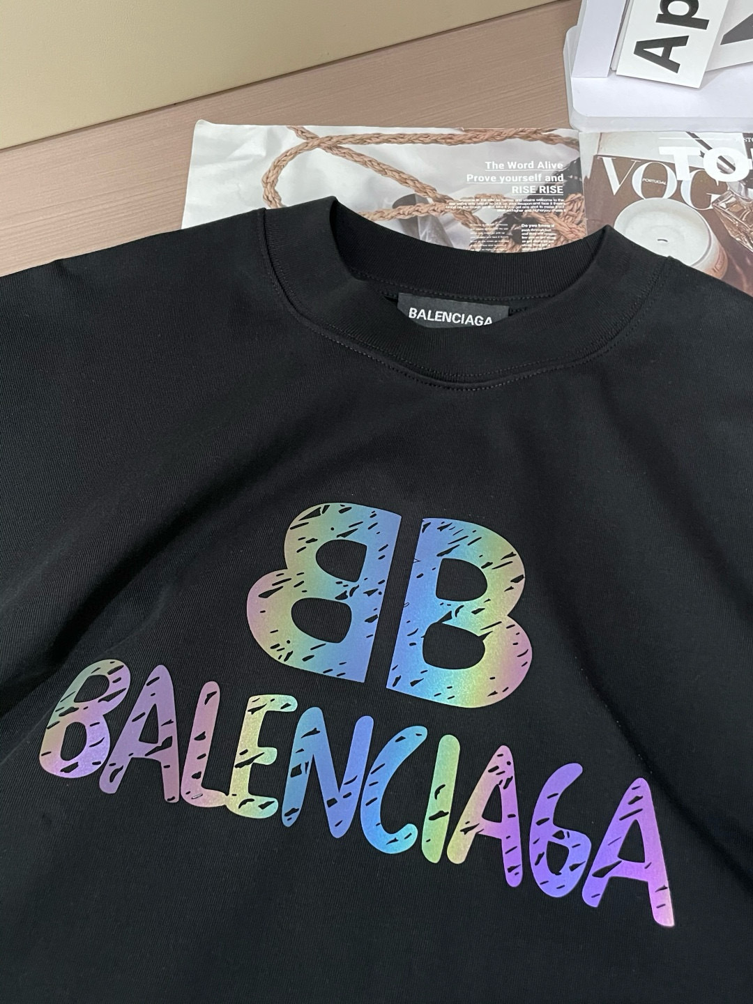 
巴黎世家
2025春夏款/官网同步
面料采用重磅纯棉精梳棉面料，OS宽松版型，上身版型超正！日常百搭，