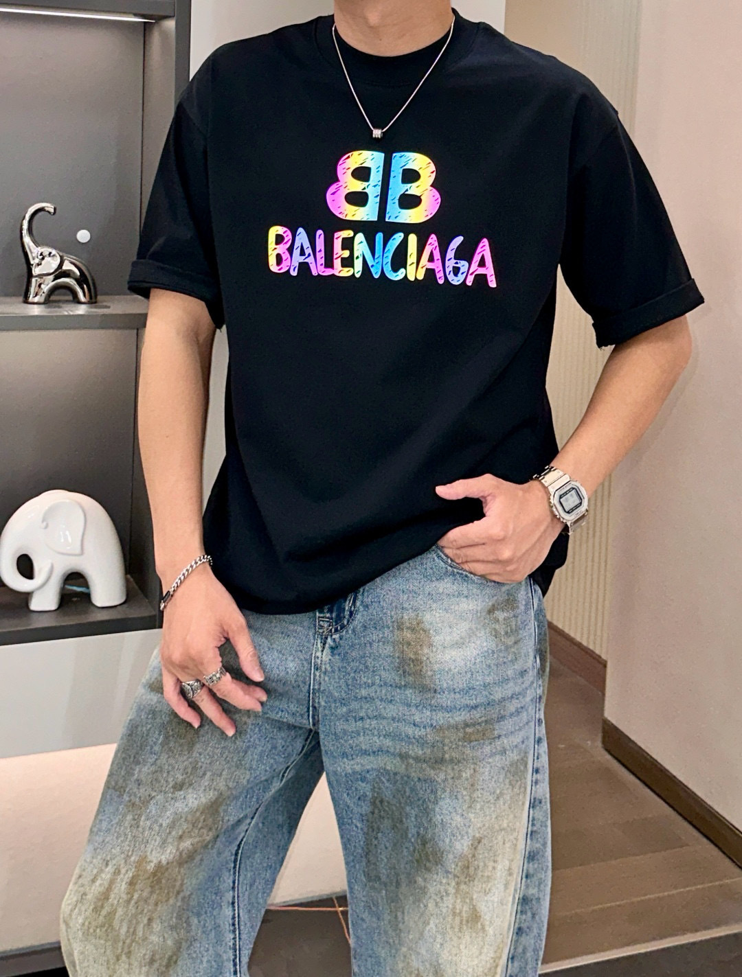 
巴黎世家
2025春夏款/官网同步
面料采用重磅纯棉精梳棉面料，OS宽松版型，上身版型超正！日常百搭，