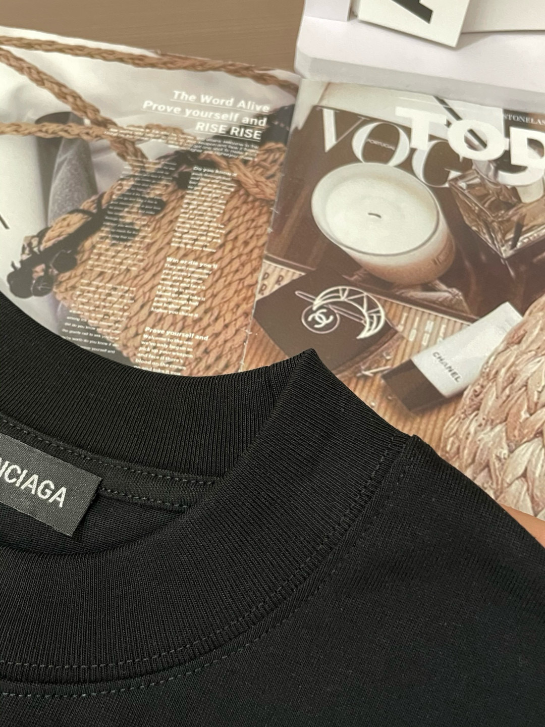 
巴黎世家
2025春夏款/官网同步
面料采用重磅纯棉精梳棉面料，OS宽松版型，上身版型超正！日常百搭，