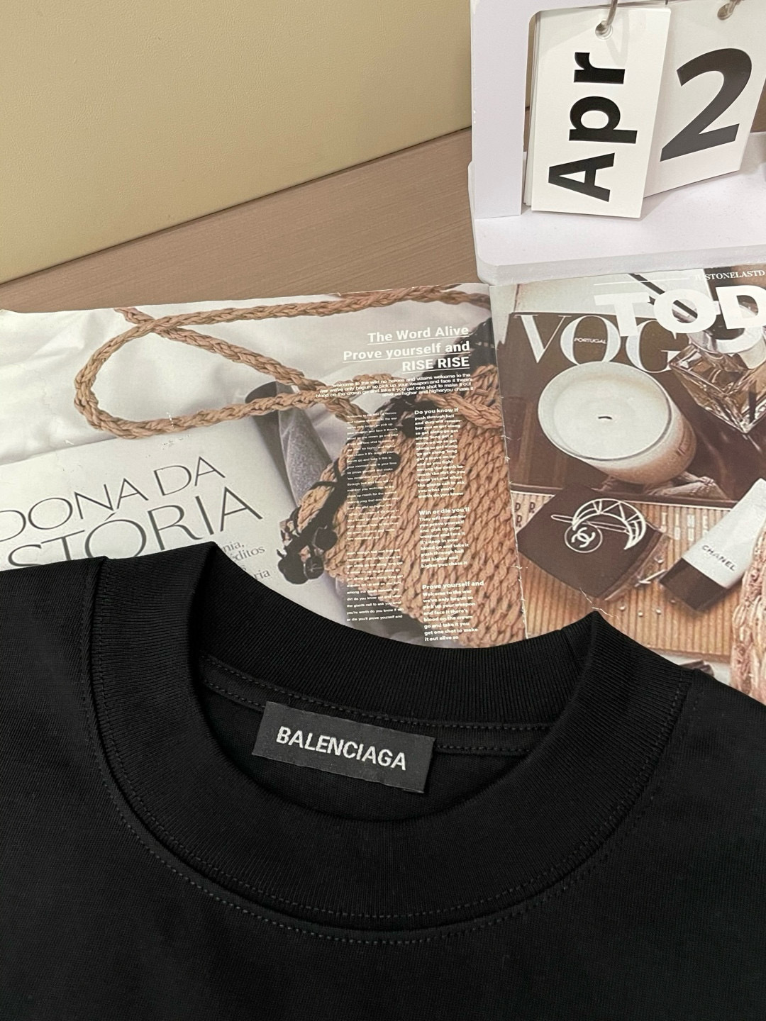 
巴黎世家
2025春夏款/官网同步
面料采用重磅纯棉精梳棉面料，OS宽松版型，上身版型超正！日常百搭，