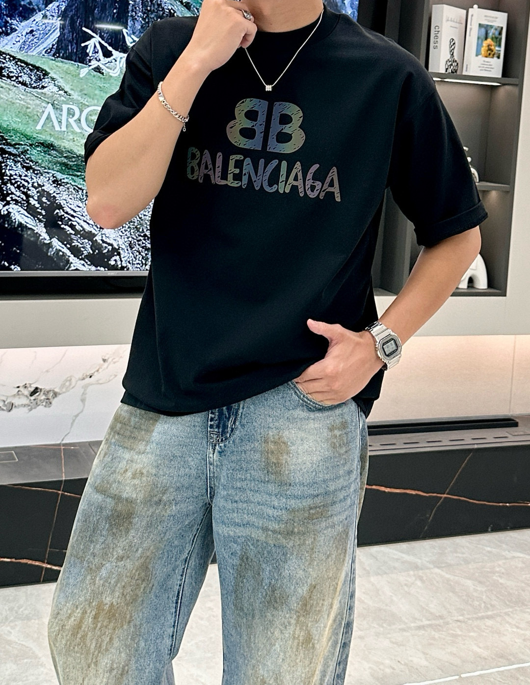 
巴黎世家
2025春夏款/官网同步
面料采用重磅纯棉精梳棉面料，OS宽松版型，上身版型超正！日常百搭，