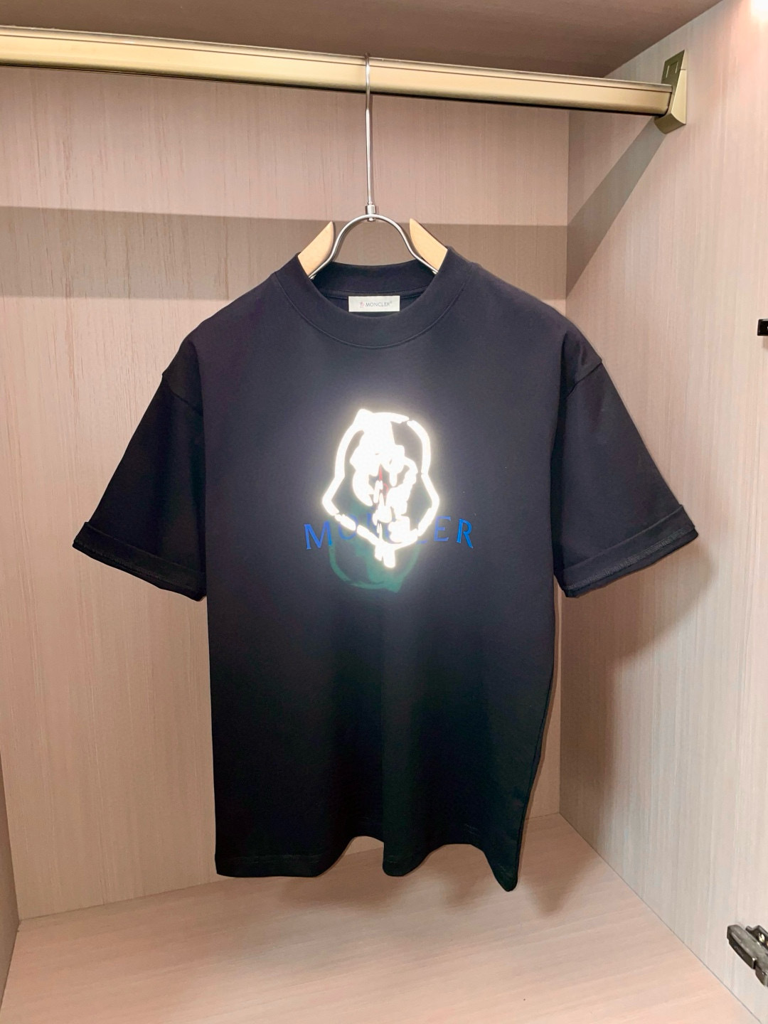 
蒙口
2025春夏款/官网同步
面料采用重磅纯棉精梳棉面料，OS宽松版型，上身版型超正！日常百搭，衣橱