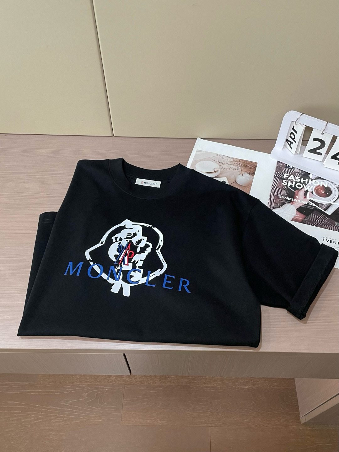 
蒙口
2025春夏款/官网同步
面料采用重磅纯棉精梳棉面料，OS宽松版型，上身版型超正！日常百搭，衣橱