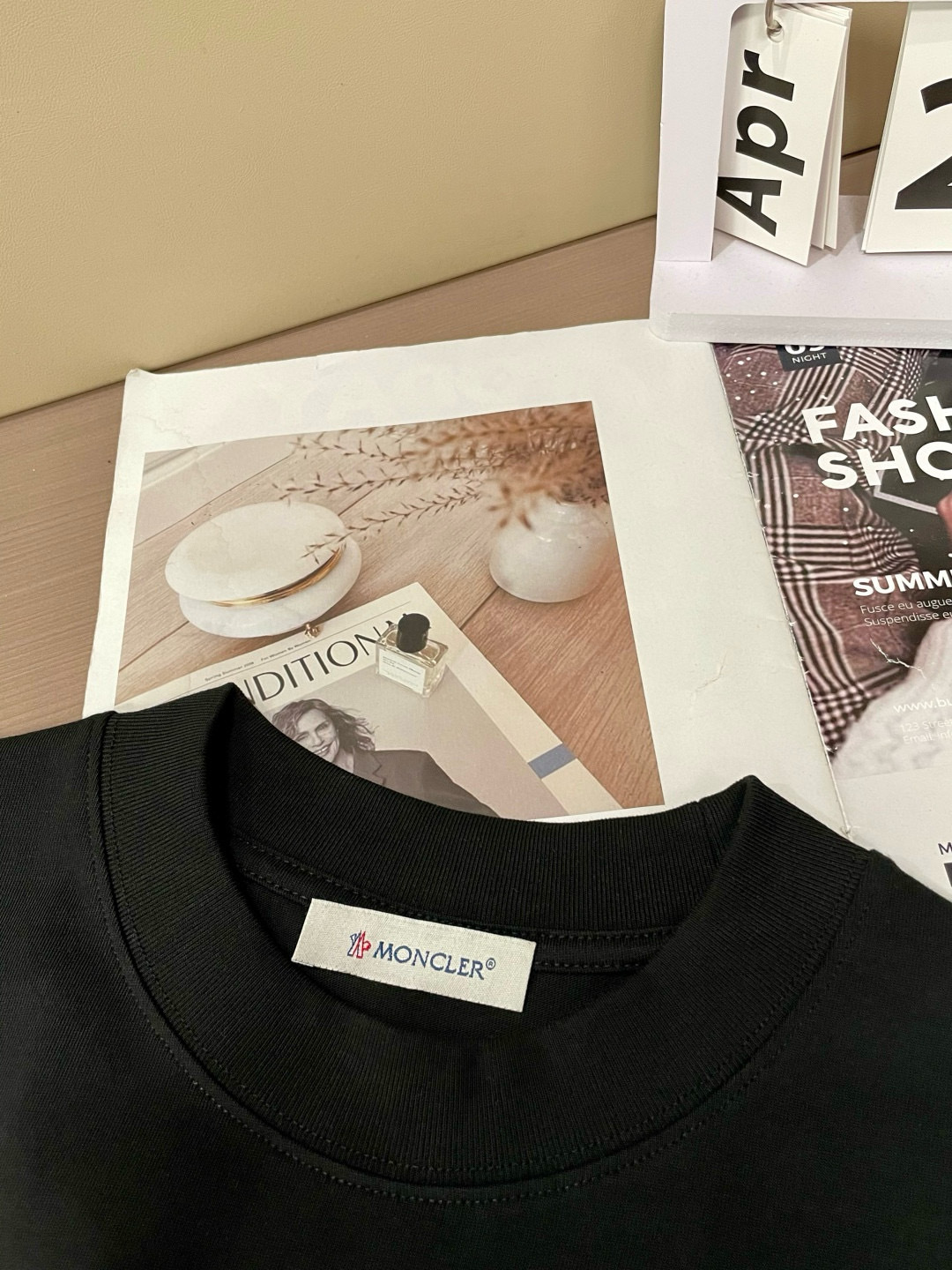 
蒙口
2025春夏款/官网同步
面料采用重磅纯棉精梳棉面料，OS宽松版型，上身版型超正！日常百搭，衣橱