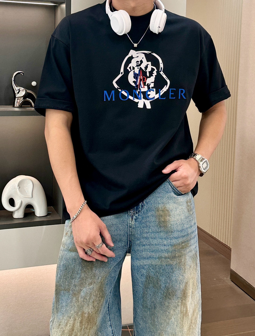 
蒙口
2025春夏款/官网同步
面料采用重磅纯棉精梳棉面料，OS宽松版型，上身版型超正！日常百搭，衣橱