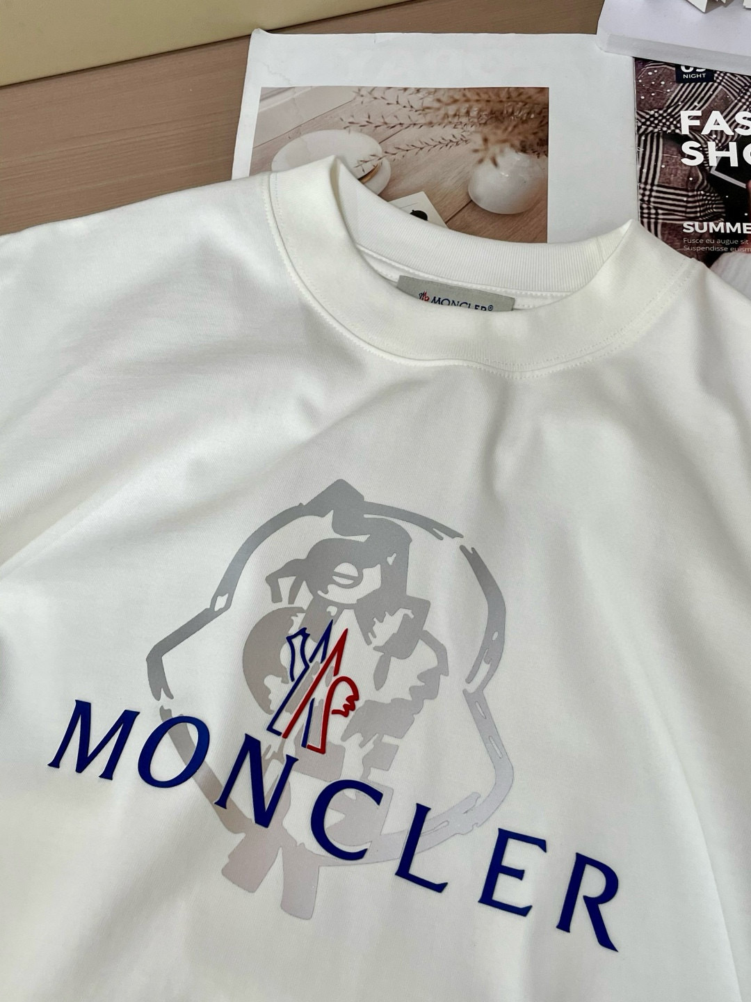 
蒙口
2025春夏款/官网同步
面料采用重磅纯棉精梳棉面料，OS宽松版型，上身版型超正！日常百搭，衣橱