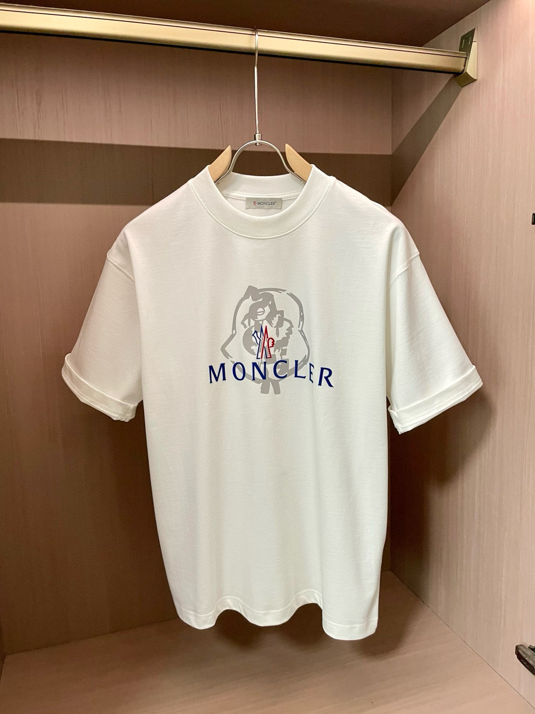 
蒙口
2025春夏款/官网同步
面料采用重磅纯棉精梳棉面料，OS宽松版型，上身版型超正！日常百搭，衣橱